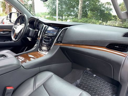 Used 2020 Cadillac Escalade 2WD image 21