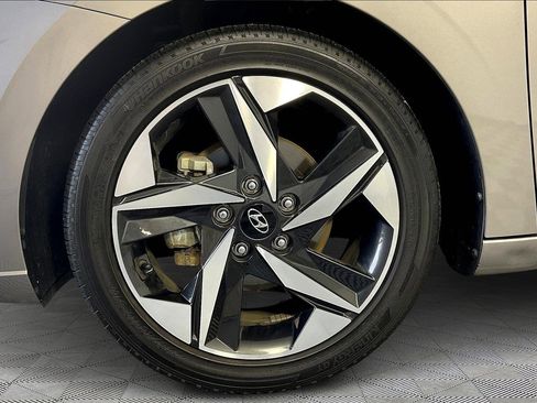 Certified 2022 Hyundai Elantra Limited w/ Preferred Accessory Package FWD image 33