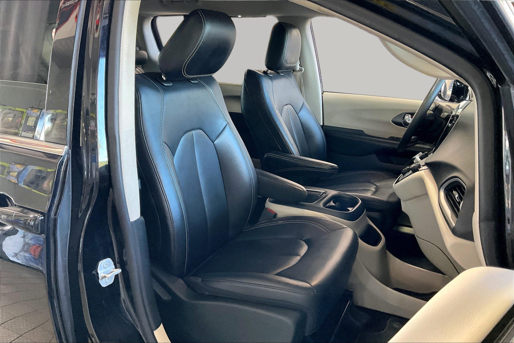 Used 2024 Chrysler Pacifica Touring-L FWD image 22