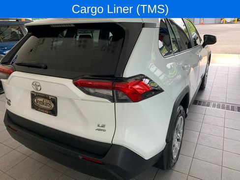 Used 2021 Toyota RAV4 LE AWD/4WD image 15