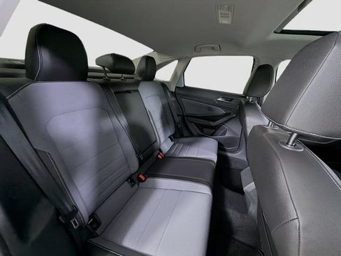 Used 2025 Volkswagen Jetta SE FWD image 27