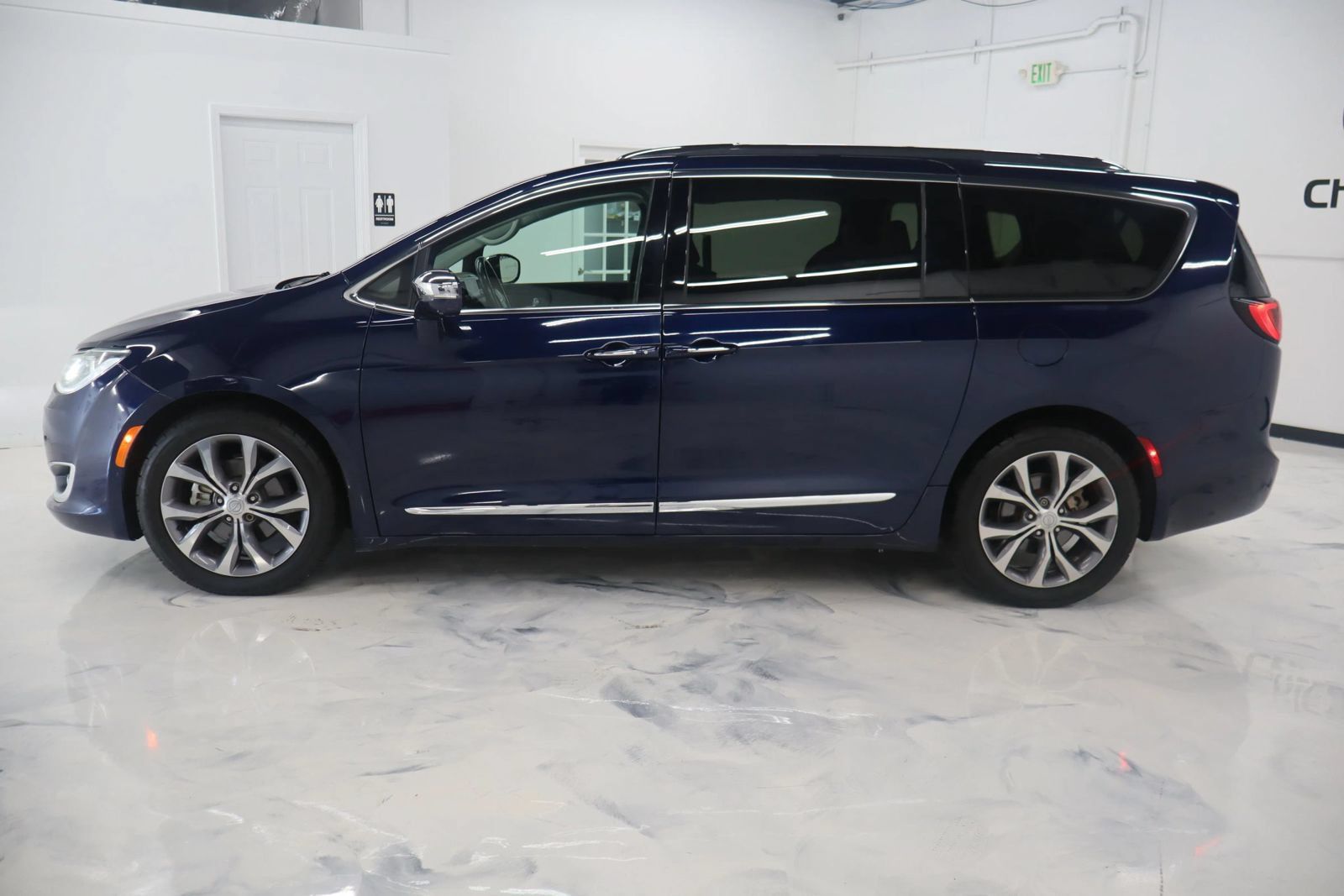 Used 2019 Chrysler Pacifica Limited w/ Tire & Wheel Group FWD image 5