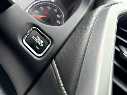 Used 2023 GMC Acadia SLT image 16