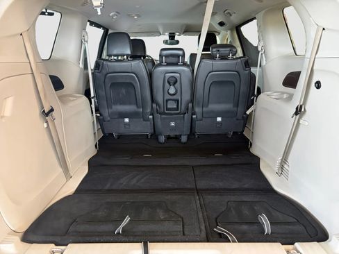 Used 2020 Chrysler Pacifica Touring-L FWD image 17