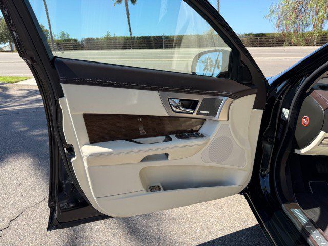 Used 2010 Jaguar XF Supercharged RWD image 8