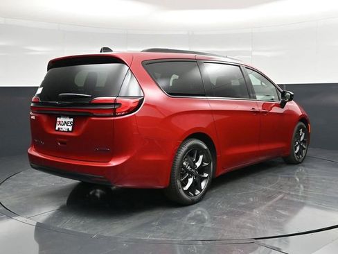 New 2026 Chrysler Pacifica Limited FWD image 12
