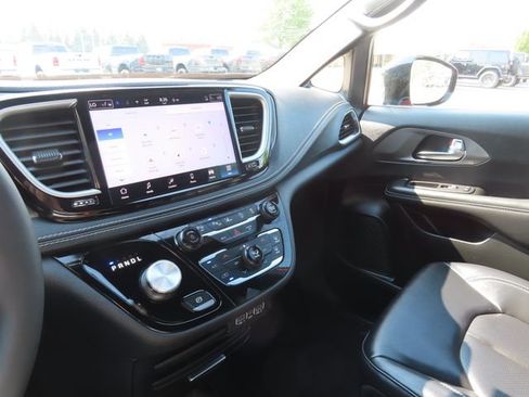 Used 2025 Chrysler Pacifica Select FWD image 36