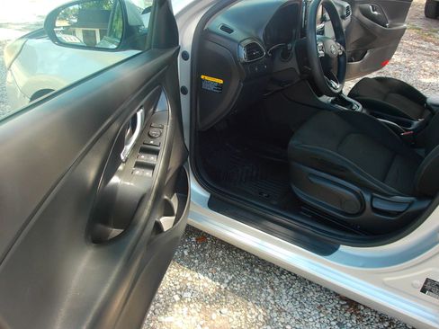 Used 2019 Hyundai Elantra GT FWD image 10