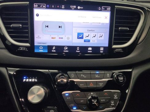 Used 2025 Chrysler Pacifica Select FWD image 25