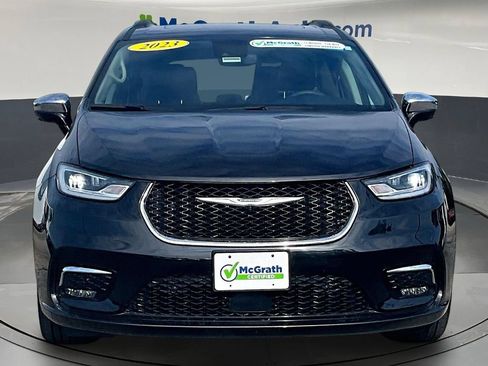 Used 2023 Chrysler Pacifica Limited FWD image 2