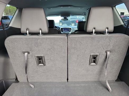 Used 2023 GMC Acadia SLT w/ Preferred Package image 8