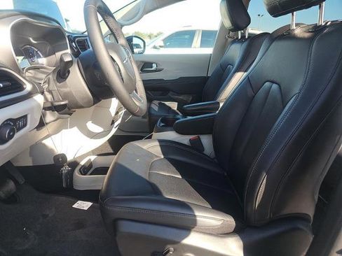 Used 2024 Chrysler Pacifica Limited w/ Uconnect Theater Family Group FWD image 3
