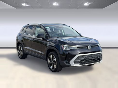 Used 2025 Volkswagen Taos SE AWD/4WD image 7