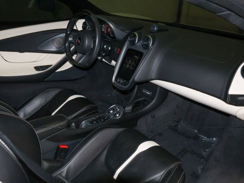 Used 2018 McLaren 570S RWD image 20