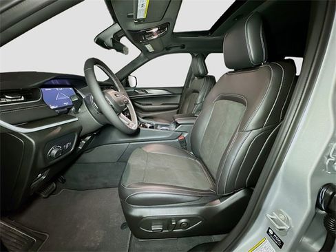 New 2025 Jeep Grand Cherokee L Altitude image 14