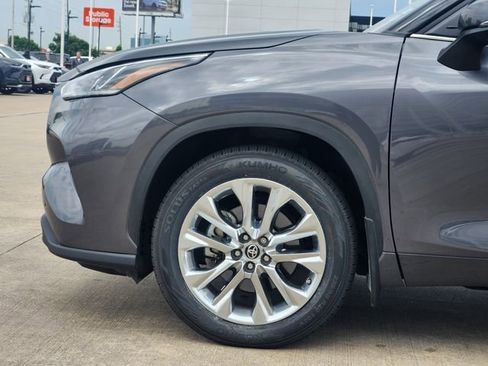 Used 2023 Toyota Highlander Limited FWD image 8