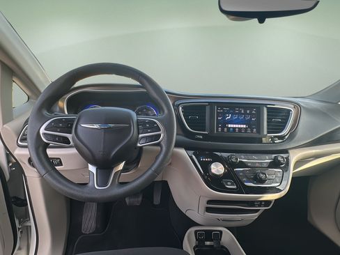 Used 2018 Chrysler Pacifica Touring Plus w/ Tire & Wheel Group FWD image 15