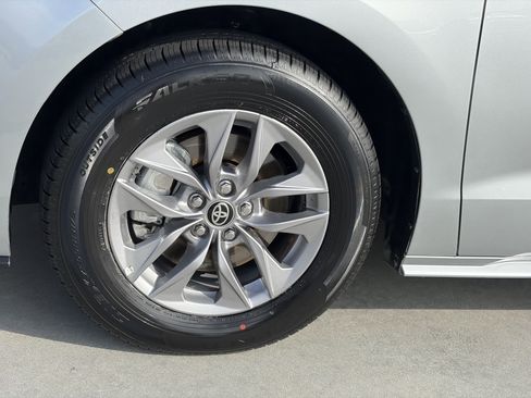 Certified 2025 Toyota Sienna LE FWD image 8