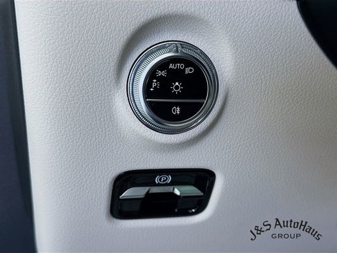 Used 2023 Mercedes-Benz C 300 4MATIC Sedan w/ Exclusive Trim Package image 10