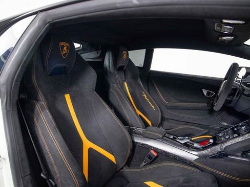 Used 2018 Lamborghini Huracan Performante image 23