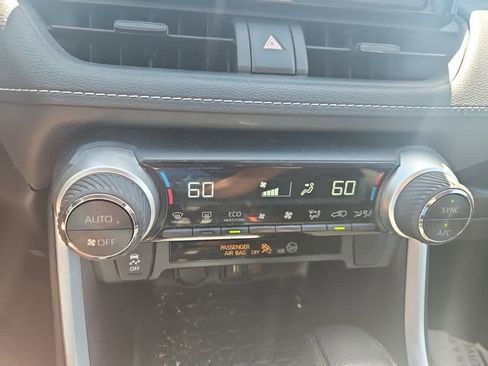 Used 2021 Toyota RAV4 LE AWD/4WD image 17