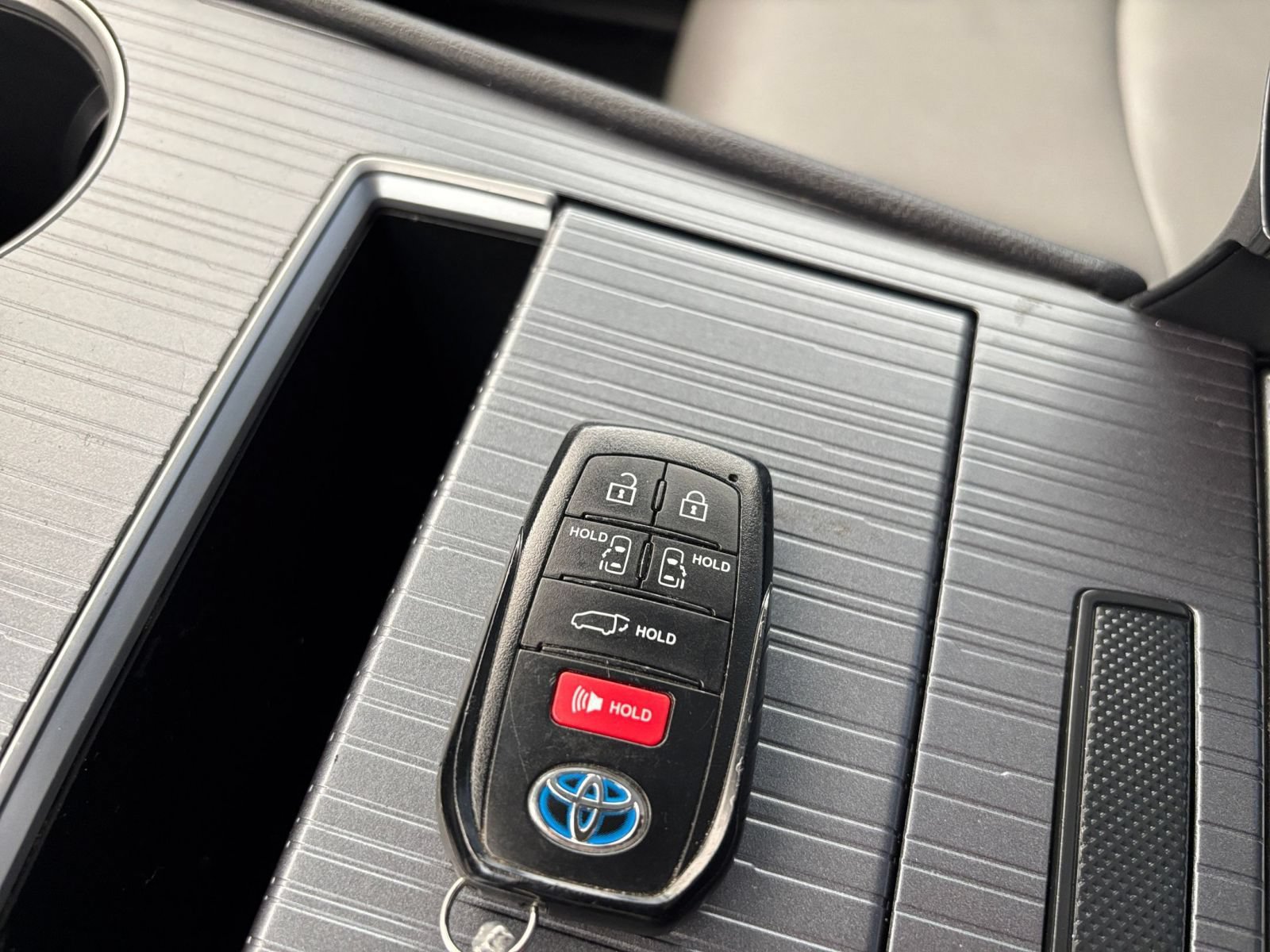 Used 2025 Toyota Sienna XLE FWD image 20