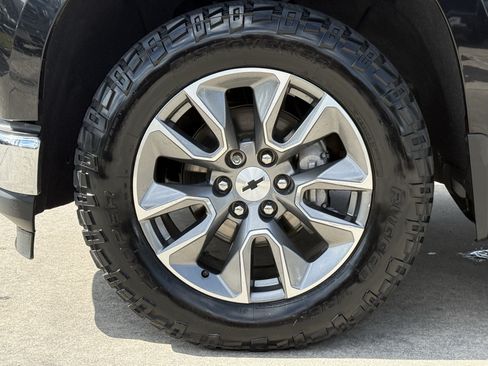 Used 2022 Chevrolet Silverado 1500 LT AWD/4WD image 12