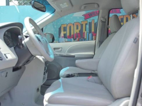 Used 2011 Toyota Sienna LE image 13