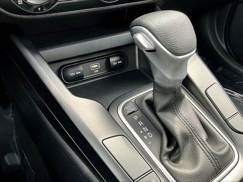 Used 2025 Kia Soul LX w/ LX Technology Package FWD image 14