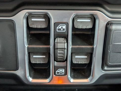 Used 2025 Jeep Wrangler Unlimited Sahara image 19