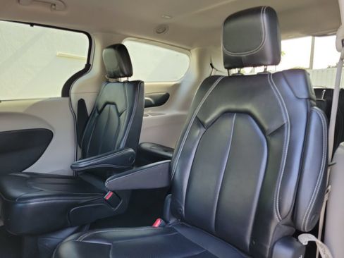 Used 2023 Chrysler Pacifica Touring-L FWD image 15