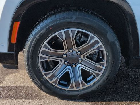 Used 2024 Jeep Wagoneer Series II w/ Flexible Seating Group image 12