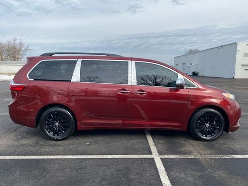 Used 2016 Toyota Sienna XLE w/ XLE Navigation Package image 8
