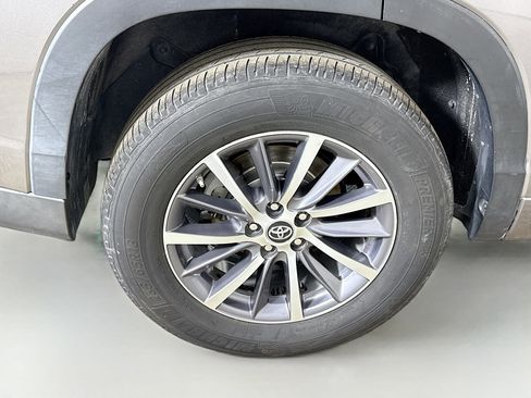 Used 2018 Toyota Highlander XLE image 33