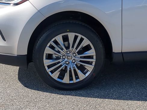 Used 2023 Toyota Venza LE image 19