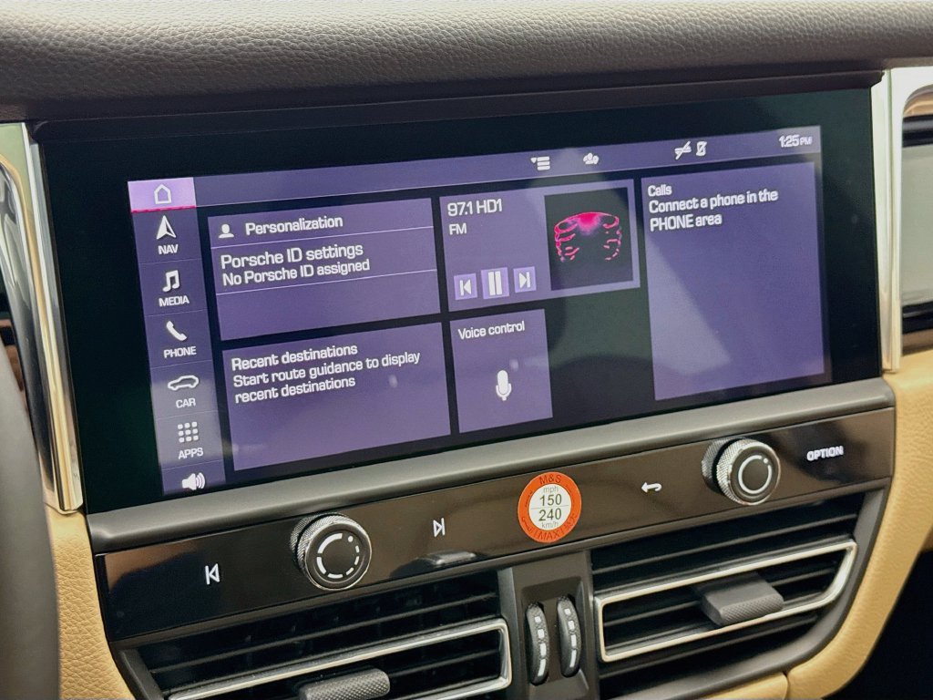 Certified 2025 Porsche Macan AWD/4WD image 18