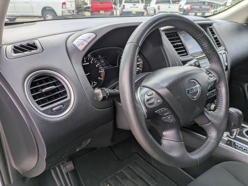 Used 2020 Nissan Pathfinder SV image 9