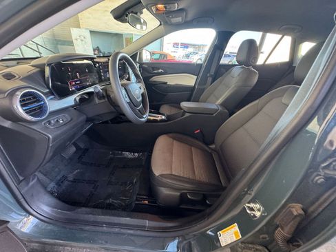 Used 2025 Chevrolet Trax LT image 24