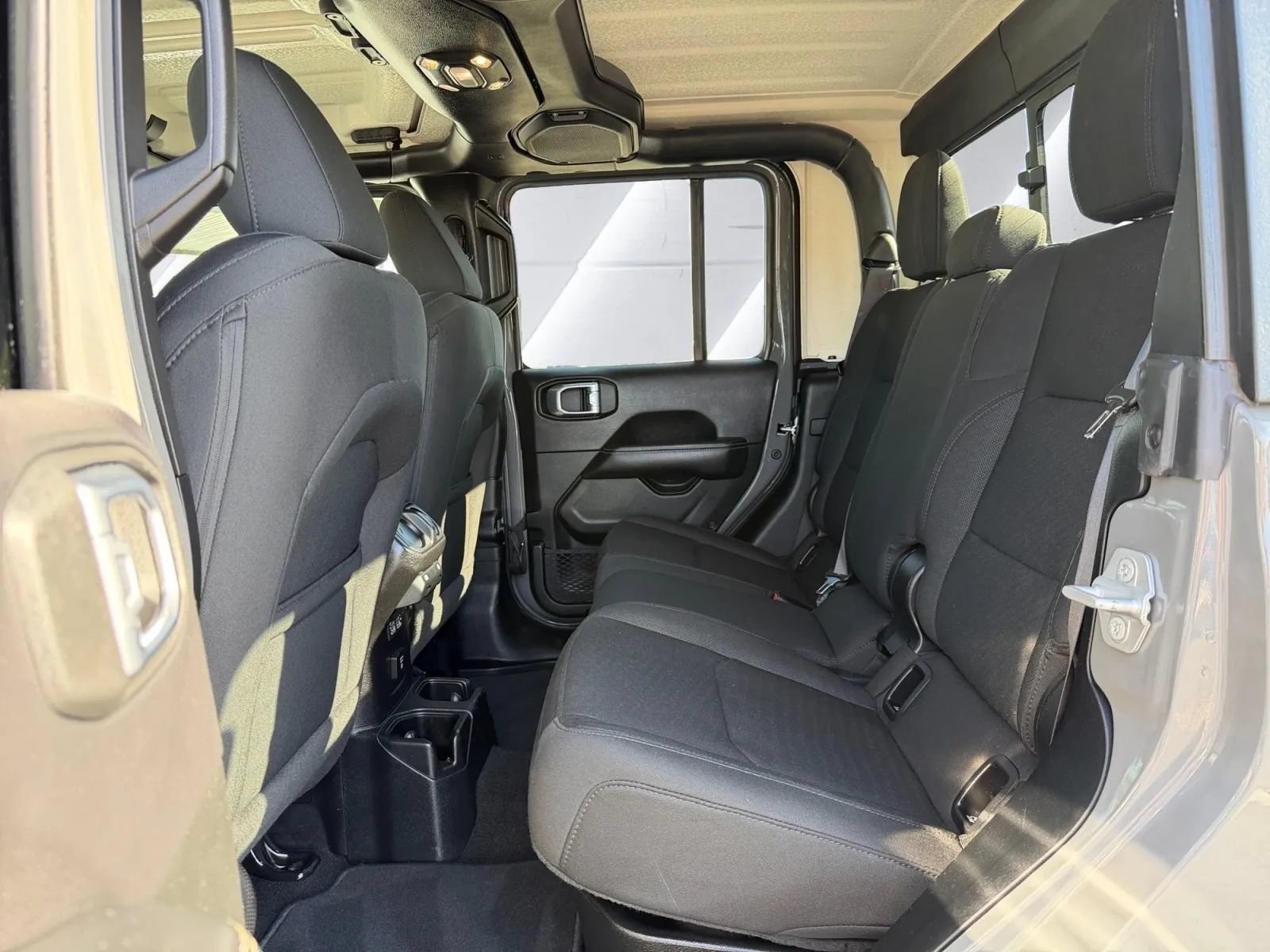 Used 2020 Jeep Gladiator Overland AWD/4WD image 11