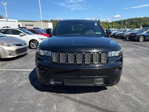 Used 2018 Jeep Grand Cherokee Altitude RWD image 1