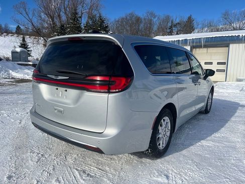 Used 2024 Chrysler Pacifica Touring-L image 5