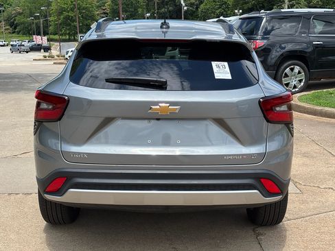 Used 2025 Chevrolet Trax LT FWD image 7
