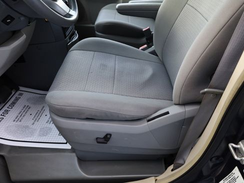 Used 2008 Chrysler Town & Country Touring image 9