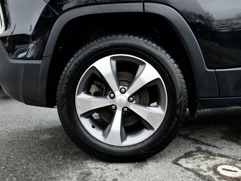 Used 2022 Jeep Cherokee Limited AWD/4WD image 35