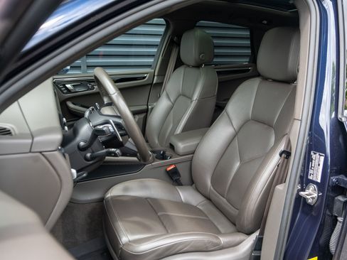 Used 2023 Porsche Macan AWD/4WD image 5