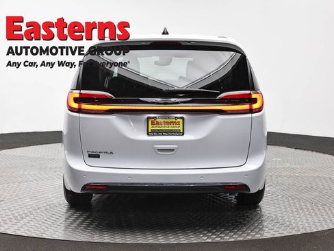 Used 2023 Chrysler Pacifica Touring-L FWD image 6