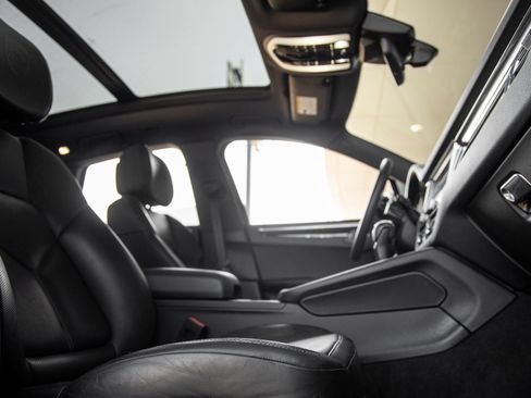 Certified 2024 Porsche Macan AWD/4WD image 44