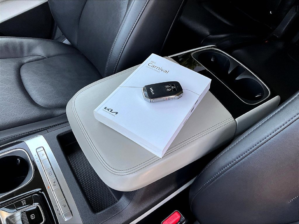Used 2023 Kia Carnival EX FWD image 36