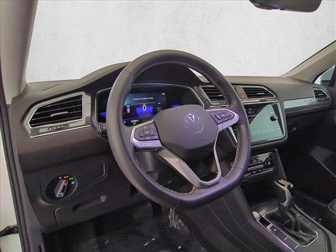 Used 2023 Volkswagen Tiguan SE w/ Panoramic Sunroof Package FWD image 10