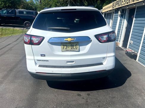 Used 2017 Chevrolet Traverse LT w/ Style and Technology Package image 5